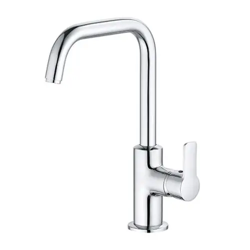 Waschtischarmatur von Kludi in chrom mit seitlichem Bedienhebel. Der Schlauch hat einen geschwungenen Auslauf.
